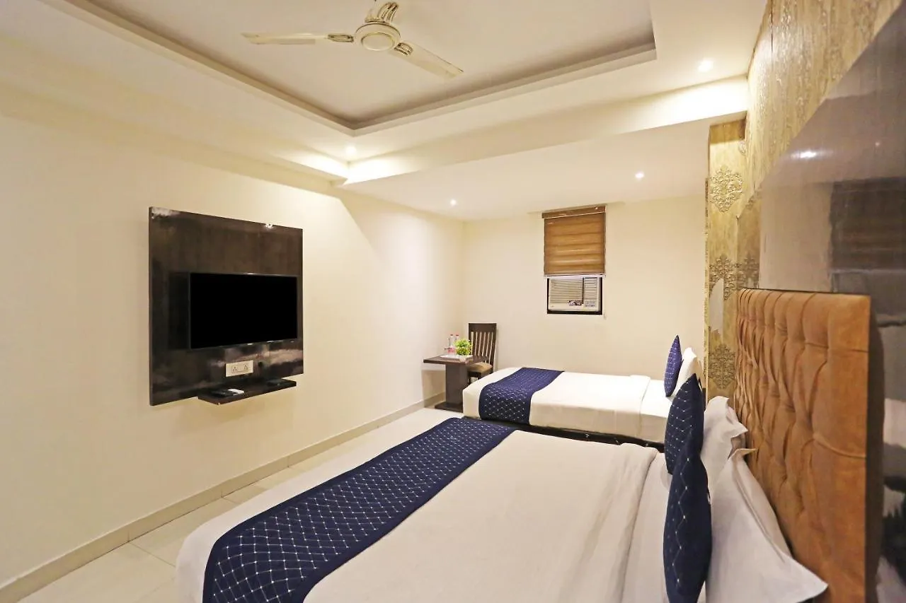 Hotel Iconic Near Delhi Igi International Airport New Delhi 3*,